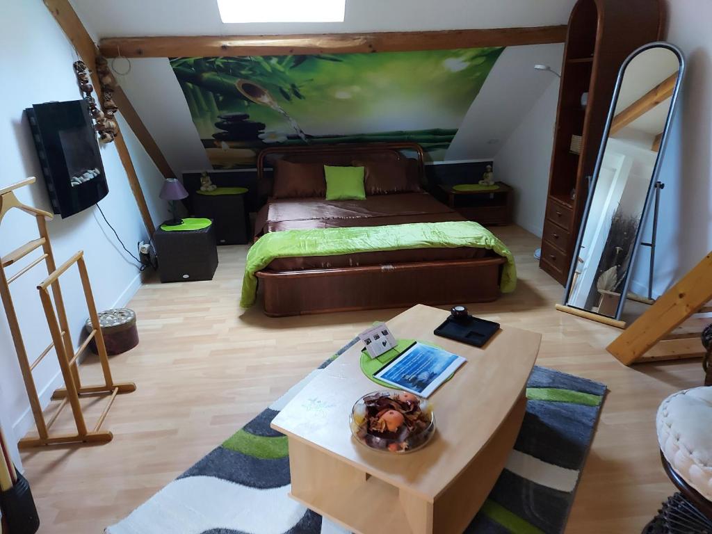 1 dormitorio con 1 cama y 1 mesa en una habitación en Maison d'hôtes Zen, en Arbin