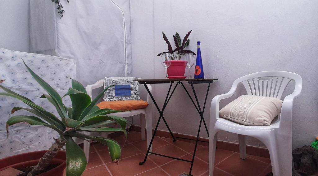 una mesa con un teléfono al lado de una silla en Casitas El Charcon en Arrieta