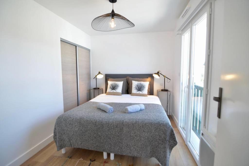 - une chambre avec un lit et 2 oreillers dans l'établissement Coco Elaura Modern Duplex with 2 Bedrooms and a Balcony in Biarritz, à Biarritz