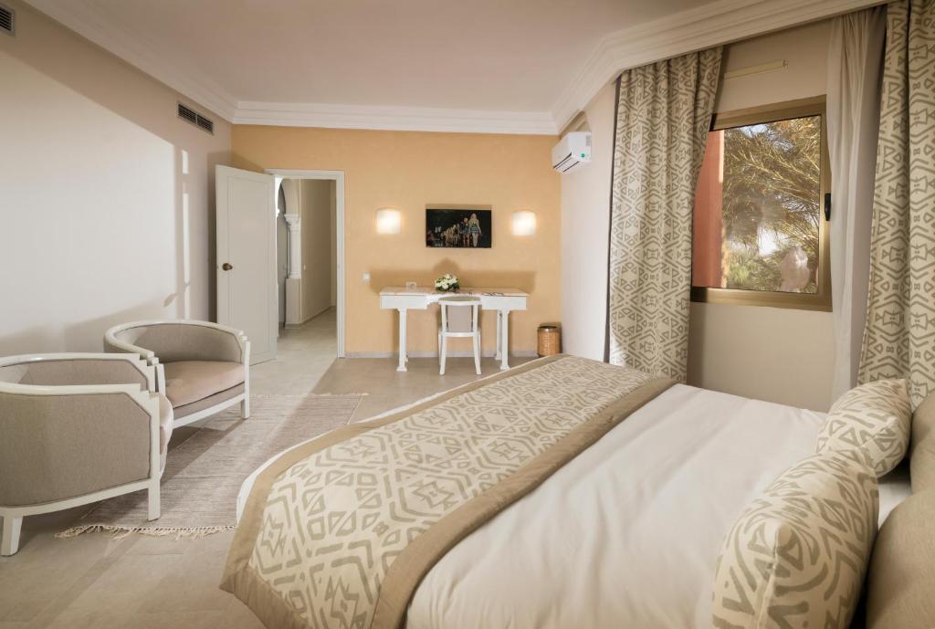 Postel nebo postele na pokoji v ubytování Palm Beach Palace Tozeur