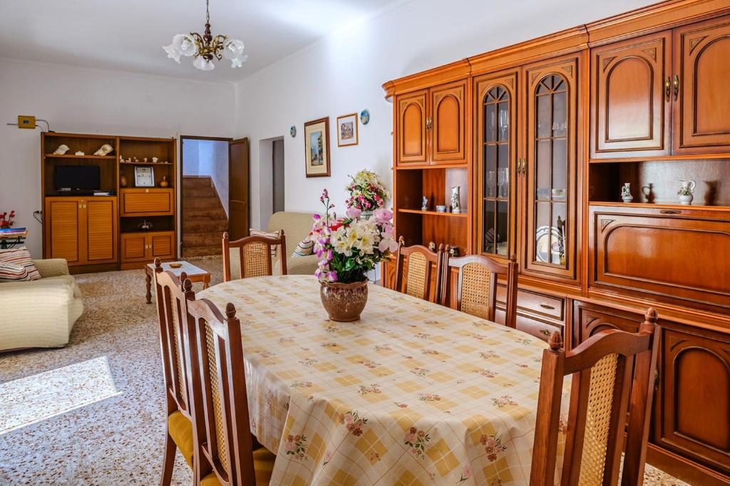 Kuchyň nebo kuchyňský kout v ubytování Elegant Villa in Sant Miquel de Balansat with Private Pool