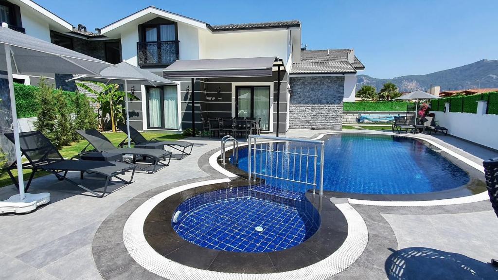 una piscina davanti a una casa di Dalyan Villa Valenti a Dalyan