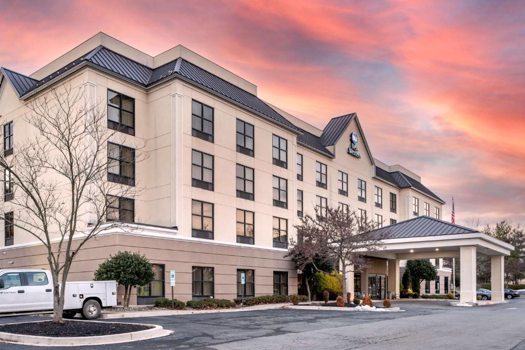 een weergave van de voorkant van een hotel bij Best Western Chesapeake Bay North Inn in North East