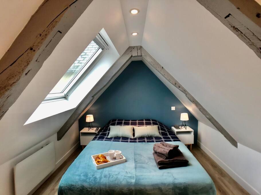 Ένα ή περισσότερα κρεβάτια σε δωμάτιο στο Mon Saint-Malo - APPART'HOTEL - Coeur de Bayeux