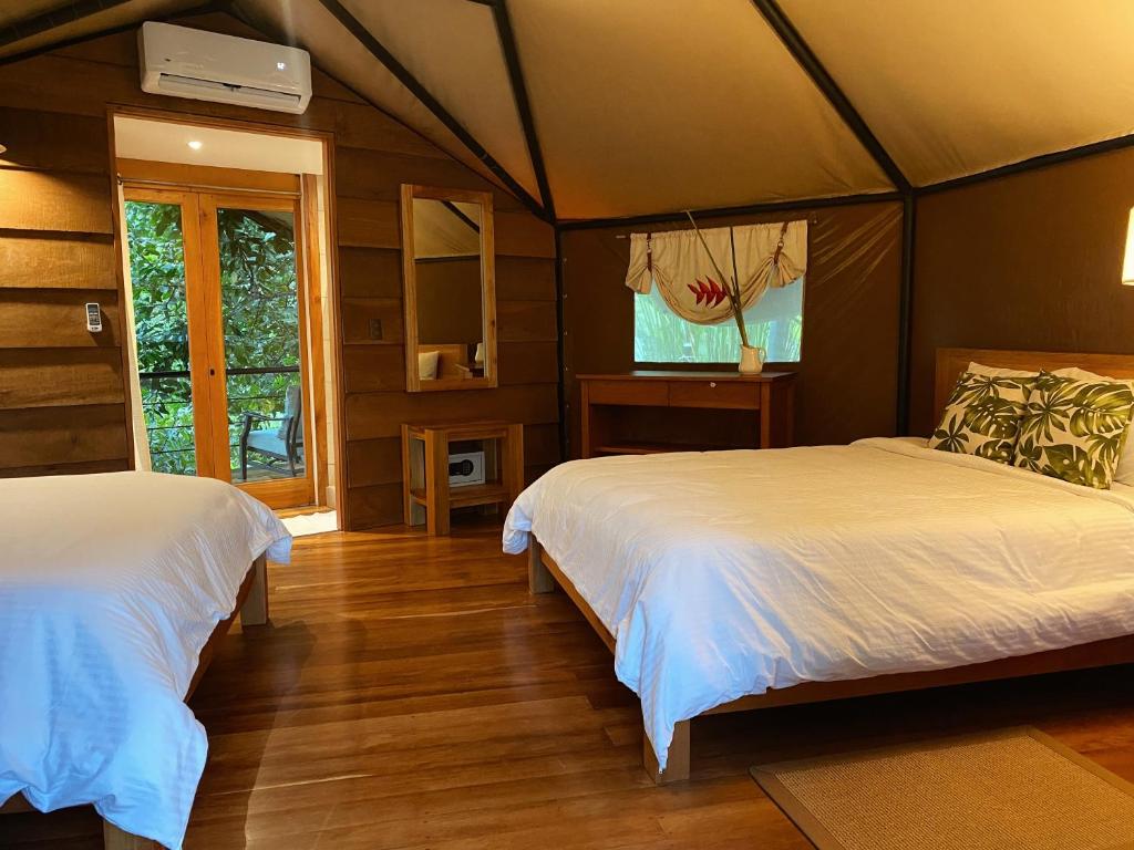 Postel nebo postele na pokoji v ubytování Hotel Arenal Glamping