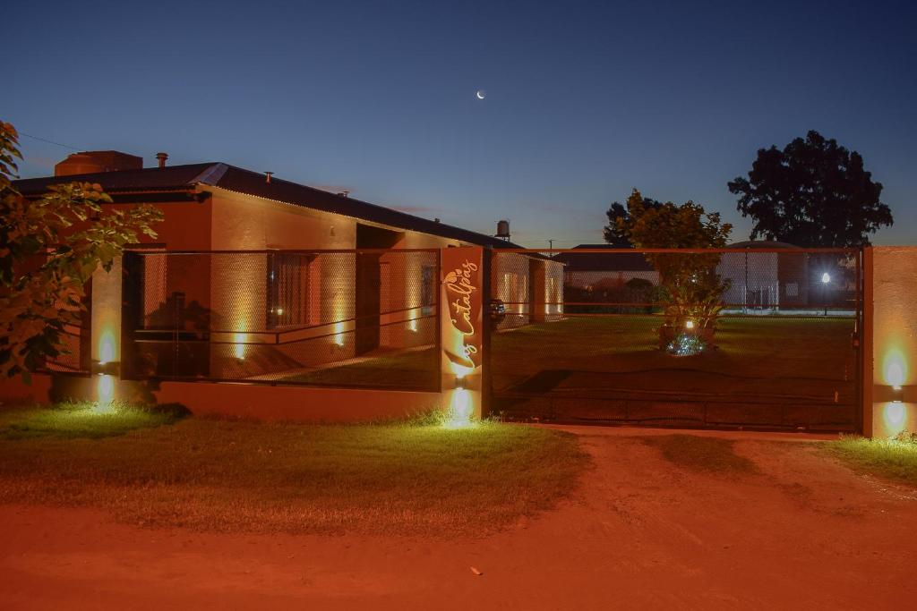 une maison avec des lumières sur son côté dans l'établissement Las Catalpas, à Macachín