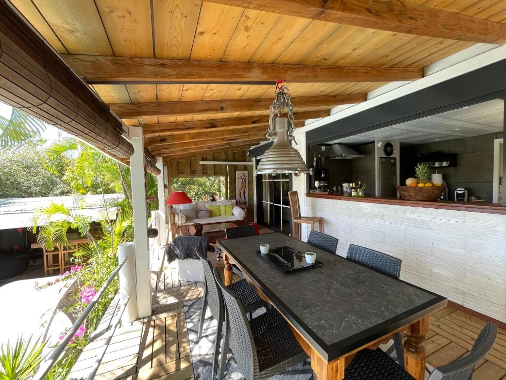 Balkón nebo terasa v ubytování Habitation gens bois