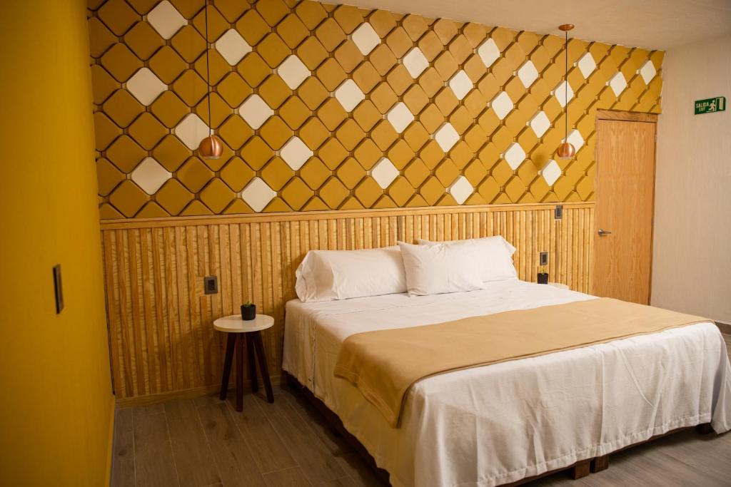 - une chambre avec un lit et un mur avec des cœurs dans l'établissement Hotel Casa Jima Agave, à Tequila