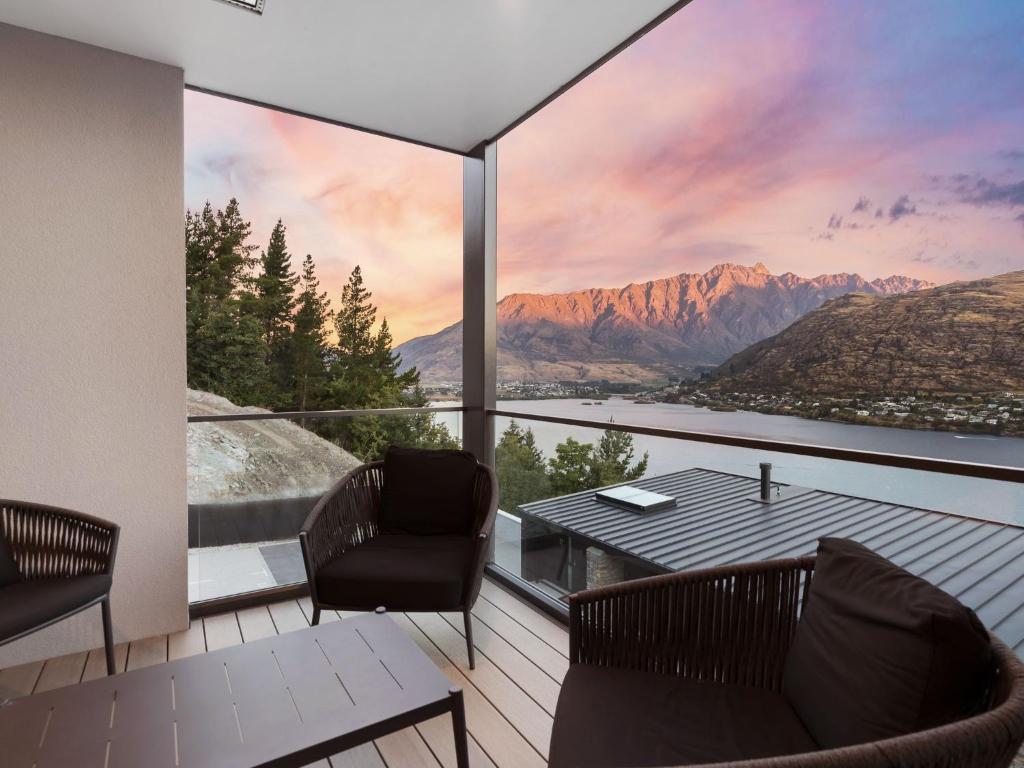 balcón con vistas al lago y a las montañas en The Rata Villa, en Queenstown