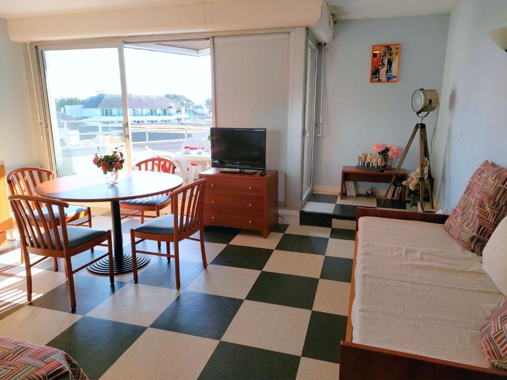 - un salon avec une table et un canapé dans l'établissement Studio with partial sea views in the popular seaside resort of Benodet, à Bénodet