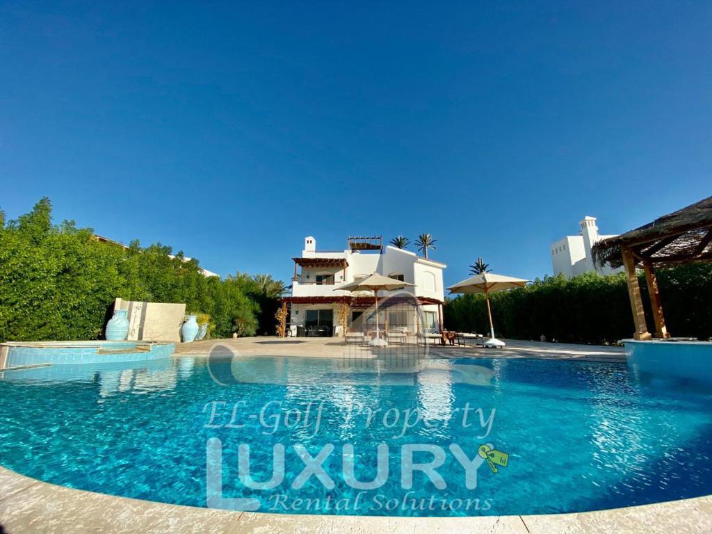 ein großes Schwimmbad vor einem Gebäude in der Unterkunft Villa 9 ph-5 with 4 Bed Room in Hurghada