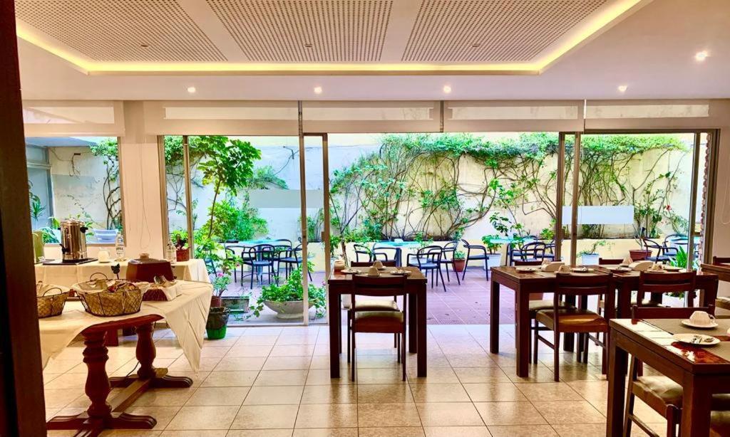 a dining room with tables and chairs in a restaurant at Hotel Alhambra in Punta del Este