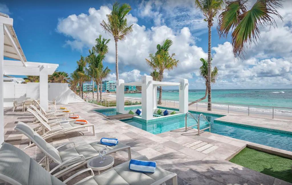 un complejo con piscina y playa en The Luxury Villa, en Saint Martin