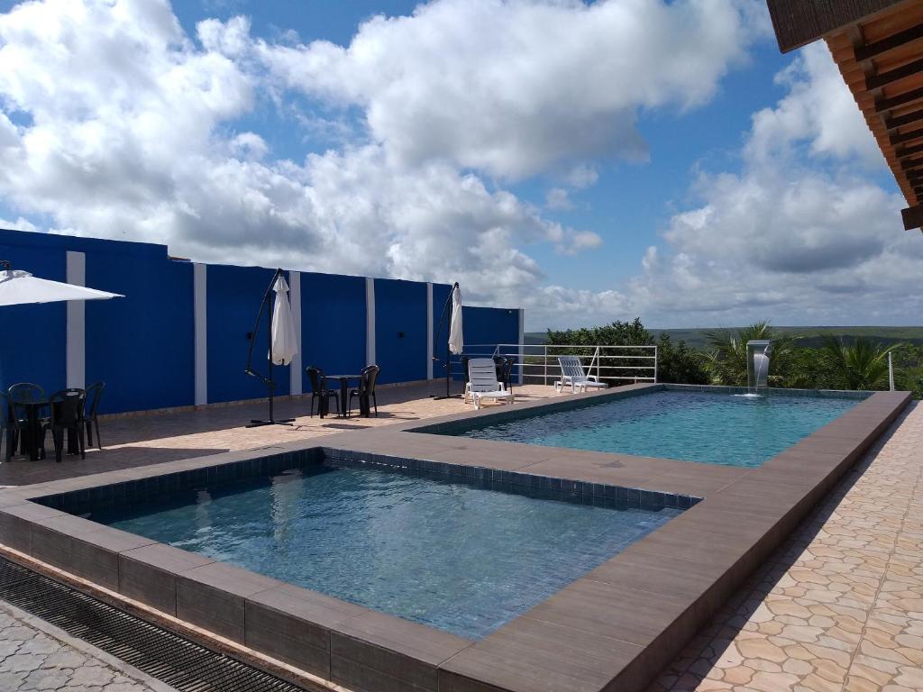 een groot zwembad naast een blauw gebouw bij meu xodo in Piranhas