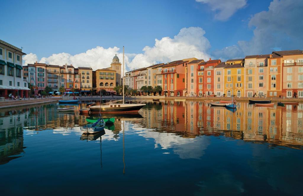 una città con edifici e barche in acqua di Universal's Loews Portofino Bay Hotel a Orlando