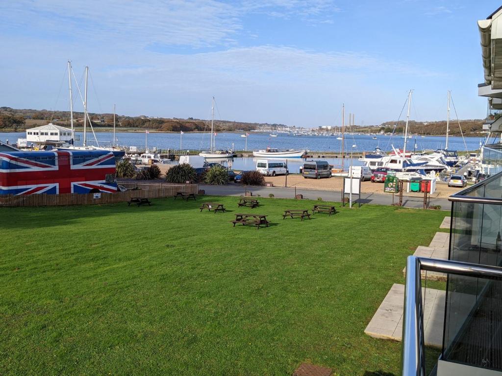 un parque con bancos y barcos en un puerto deportivo en Folly View en Newport