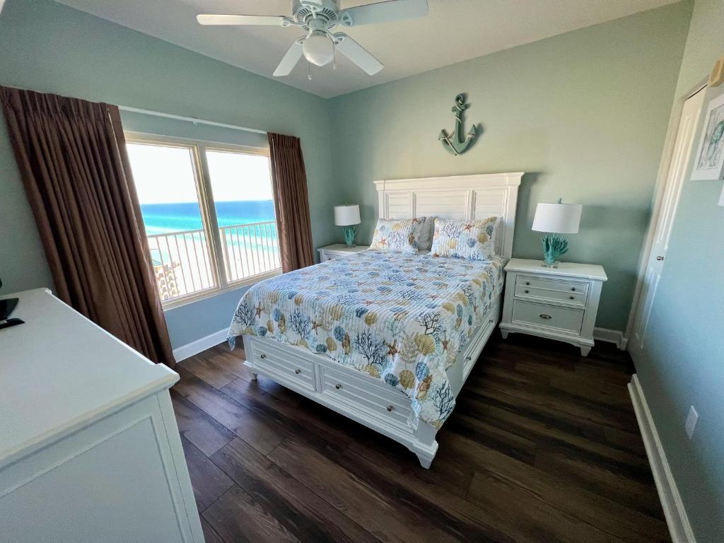 パナマ・シティ・ビーチにあるShores of Panama Resort, Direct Beachfront, 1 BR plus Bunks! by Dolce Vita Getaways PCBのベッドルーム1室(ベッド1台付)が備わります。