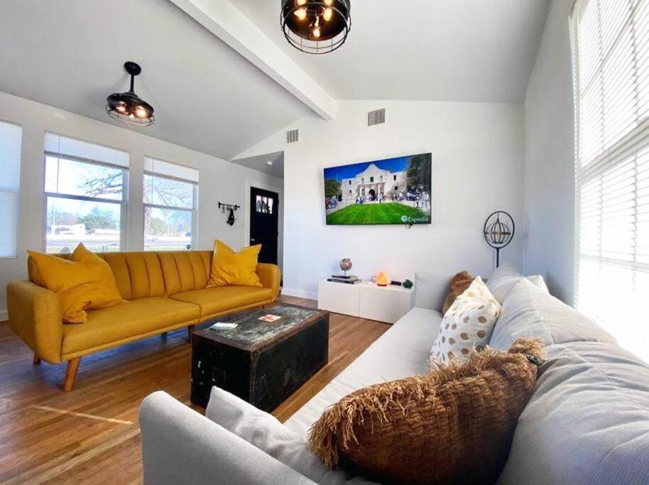 Χώρος καθιστικού στο La Mariposa San Antonio - New! 5 min to Downtown!