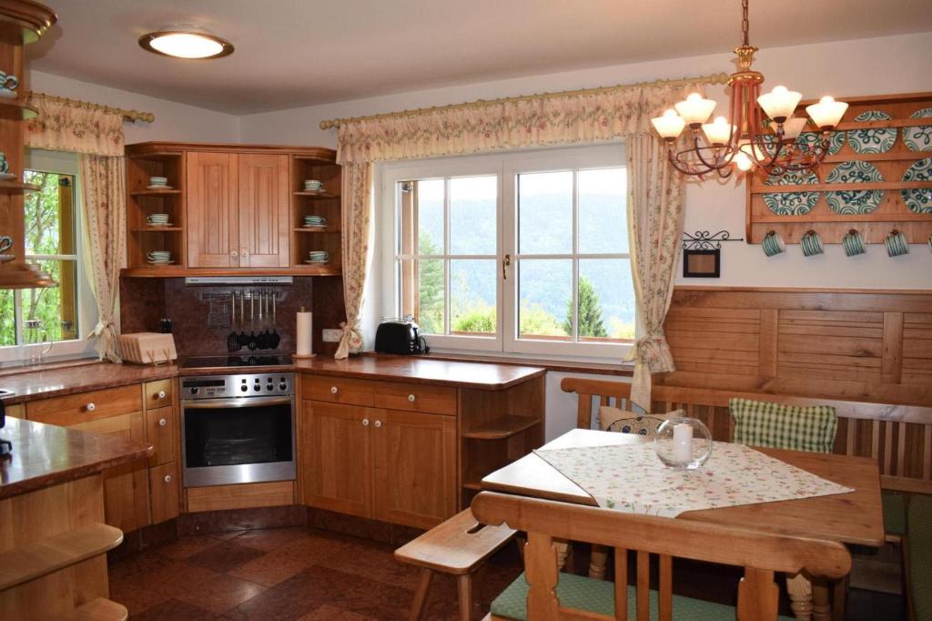 A kitchen or kitchenette at Landhaus Seeleiten am Millstätter See