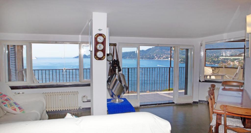 Kép NAUTILUS VISTA MARE MOZZAFIATO a 180 GRADI- POSTO AUTO PRIVATO - 2 CAMERE MATRIMONIALI più 1 DIVANO LETTO SINGOLO-SKY,NETFLIX-WIFI 200MG szállásáról Rapallóban a galériában