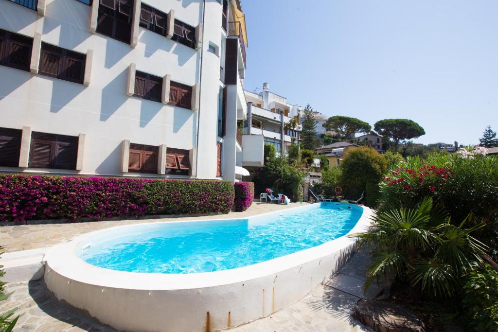 Kép NAUTILUS VISTA MARE MOZZAFIATO a 180 GRADI- POSTO AUTO PRIVATO - 2 CAMERE MATRIMONIALI più 1 DIVANO LETTO SINGOLO-SKY,NETFLIX-WIFI 200MG szállásáról Rapallóban a galériában