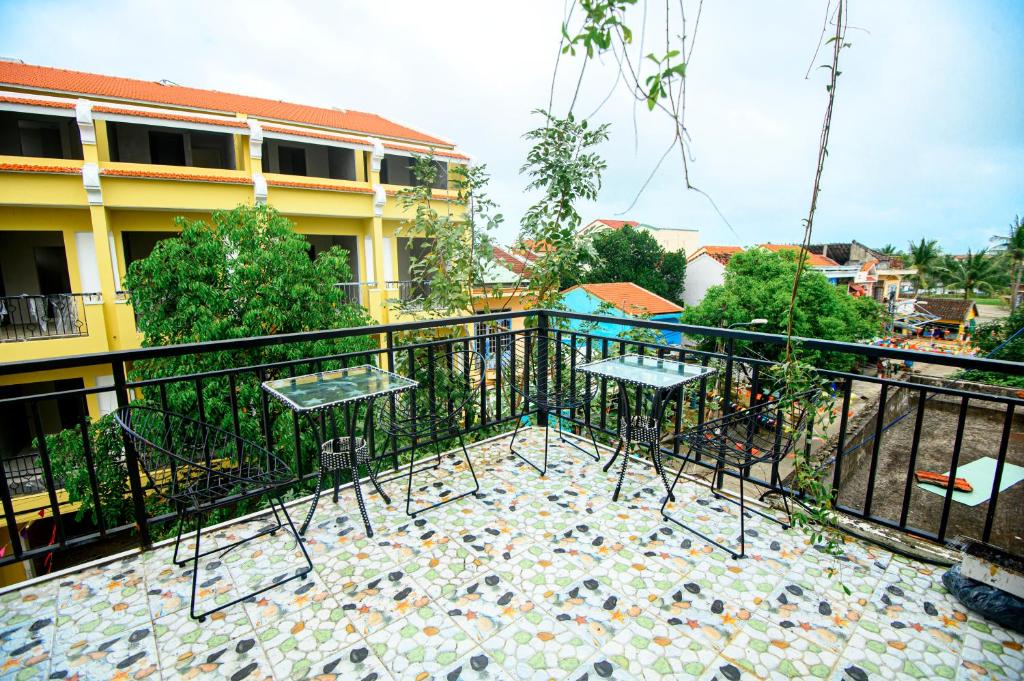 Balkón nebo terasa v ubytování Rockmouse Centre River Villa Hoi An