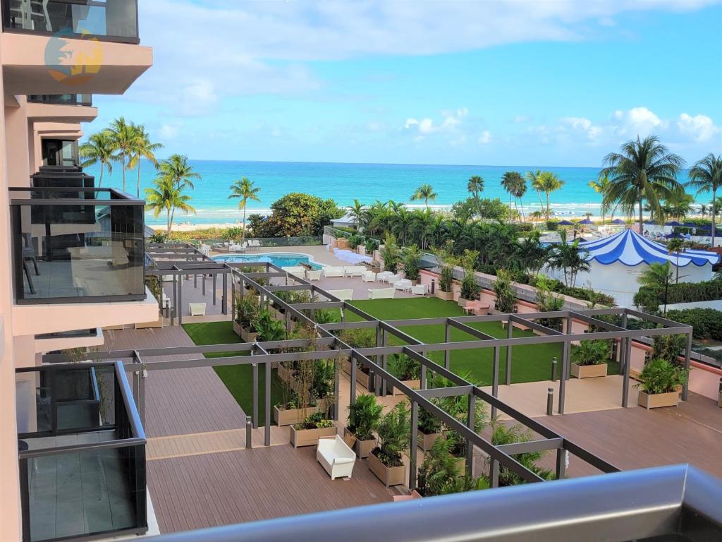 een luchtzicht op een resort met een zwembad en de oceaan bij Deluxe Beach Resort - HORA RENTALS in Miami Beach