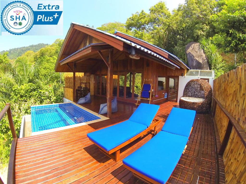 een villa met een zwembad en een terras met blauwe stoelen bij The Place Luxury Boutique Villas in Ko Tao