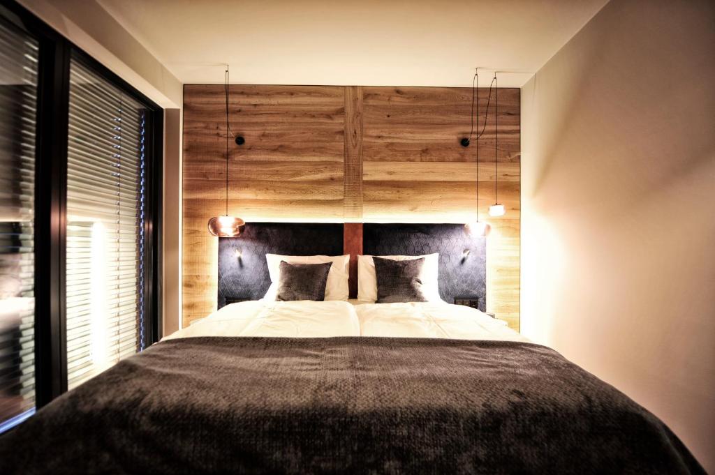 Posteľ alebo postele v izbe v ubytovaní Alpine Penthouse in der Residenz Silvretta - Stunning & Luxurious, inclusive Silvretta Card Premium