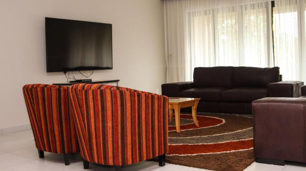 TV a/nebo společenská místnost v ubytování Letsatsing Lodge