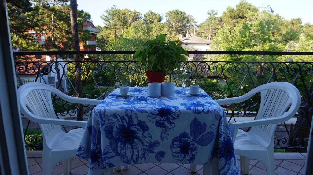 Restorāns vai citas vietas, kur ieturēt maltīti, naktsmītnē Comfortable flat in a small villa with terrace
