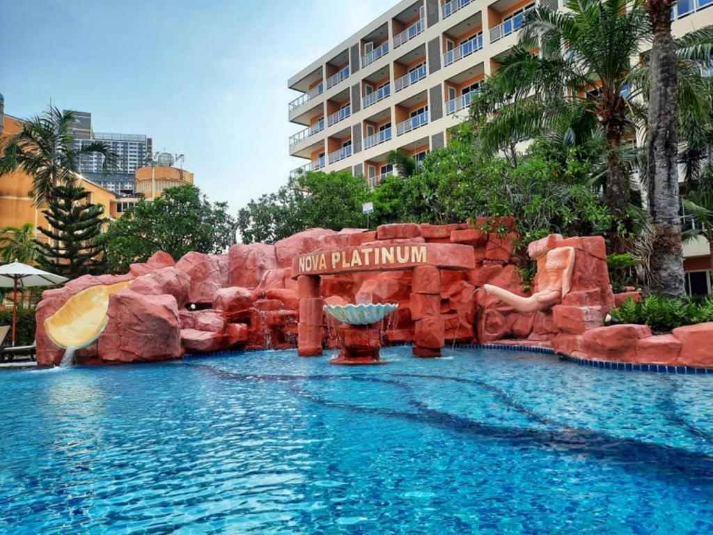 una piscina en un complejo con un parque acuático en Nova Platinum Hotel, en Pattaya South