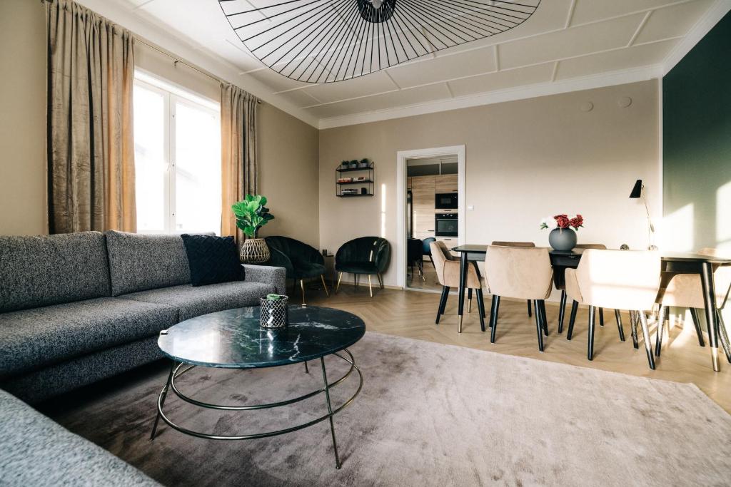 a living room with a couch and a table at Lilla Rantala, luksusmajoitus keskustassa in Seinäjoki