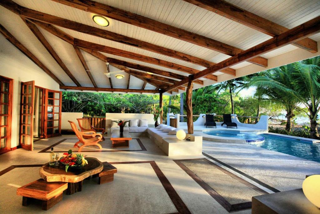 Bazén v ubytování Hotel Tropico Latino nebo v jeho okolí