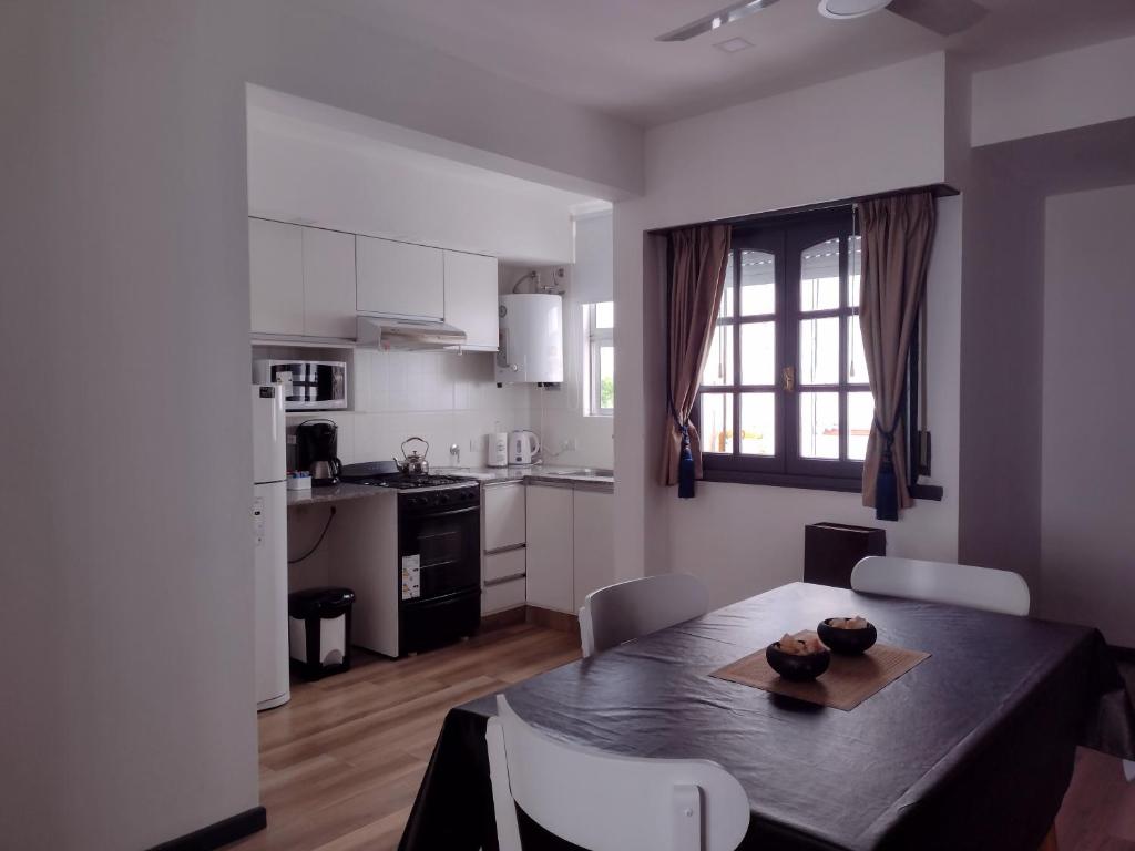 A kitchen or kitchenette at Luminoso Departamento,con cochera Zona Centro