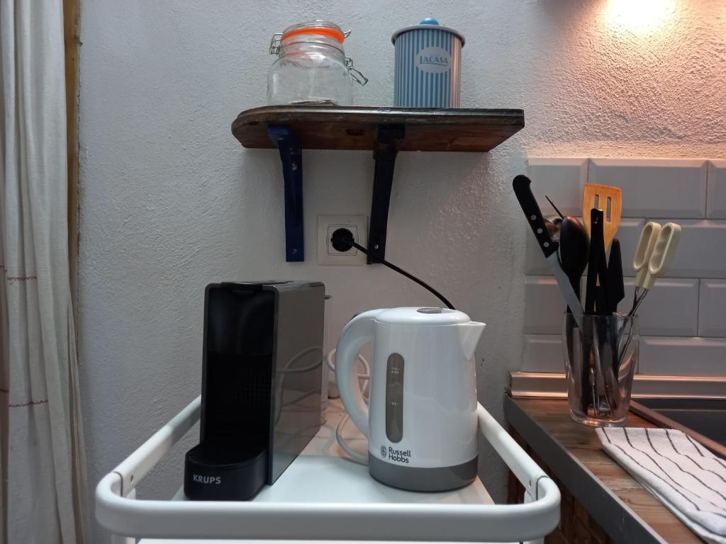 Utensilios para hacer té y café en Casa Rural La Rocha