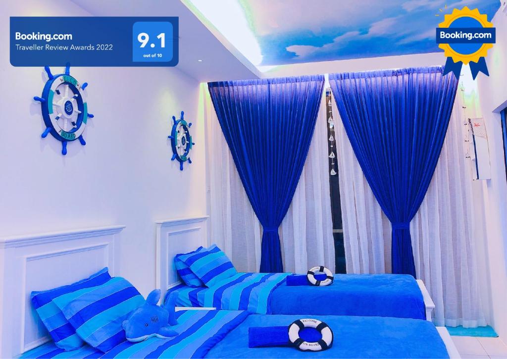ein Schlafzimmer mit einem blauen Bett mit einem Fußballball darauf in der Unterkunft Cat City Mediterranean Theme City&Pool View Homestay 貓城地中海主題城市泳池風景民宿 in Kuching