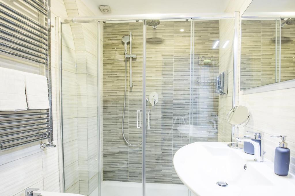 Parthenope Suite Rooms Vomero Vanvitelli a 2 min quartieri spagno via Toledo - 3