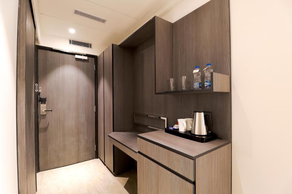 Kuchyň nebo kuchyňský kout v ubytování AIR by Ahuja Residences