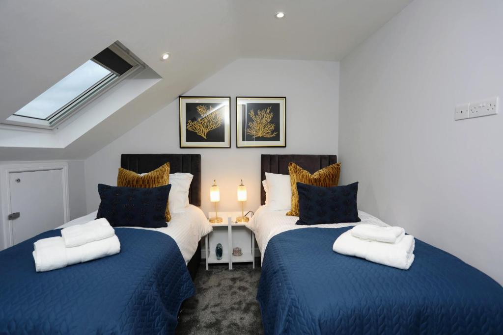 เตียงในห้องที่ Aisiki Apartments at Stanhope Road, North Finchley, 3 Bedroom and 2 Bathroom Pet Friendly Duplex Flat, King or Twin beds with FREE WIFI