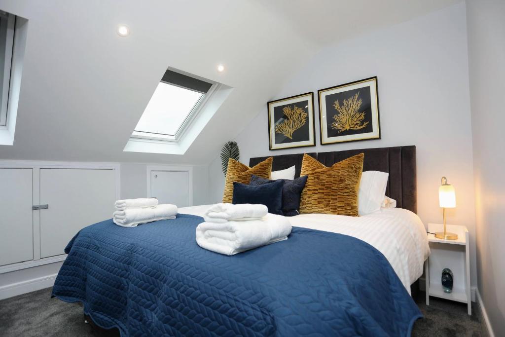Aisiki Apartments at Stanhope Road, North Finchley, a 3 Bedroom and 2 Bathroom Pet-Friendly Duplex Flat, King or Twin beds with FREE WIFI tesisinde bir odada yatak veya yataklar