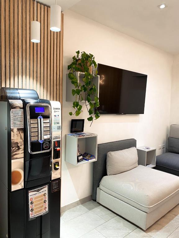 salon z kanapą i maszyną do popcornu w obiekcie Residence Stella w mieście Marina di Massa