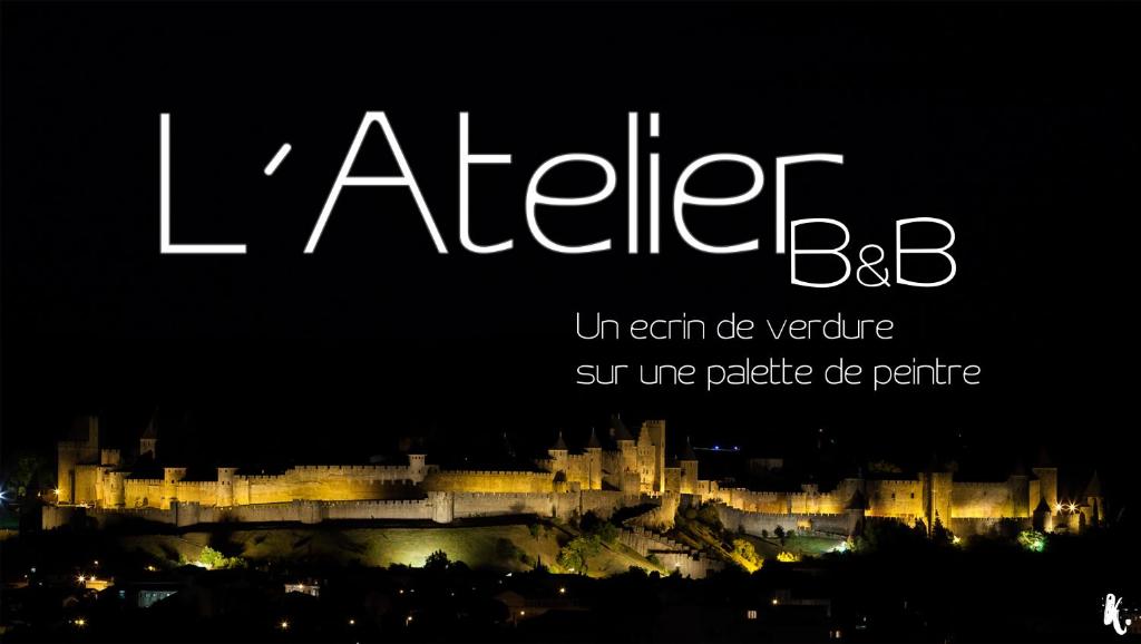 ein Bild eines beleuchteten Schlosses in der Nacht in der Unterkunft L'Atelier B&B, Amazing view in Carcassonne