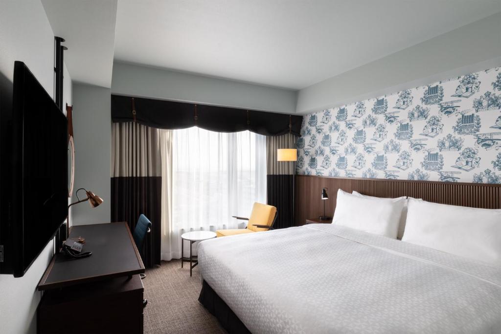 سرير أو أسرّة في غرفة في Four Points by Sheraton Nagoya, Chubu International Airport