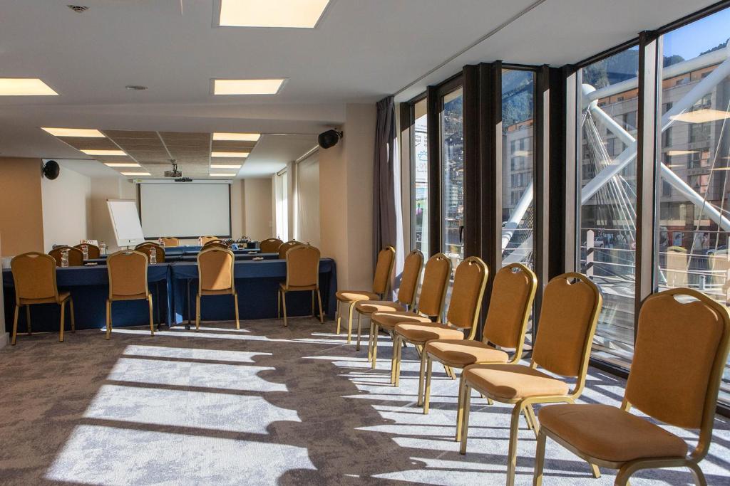 The business area and/or conference room at Hotel Màgic Andorra