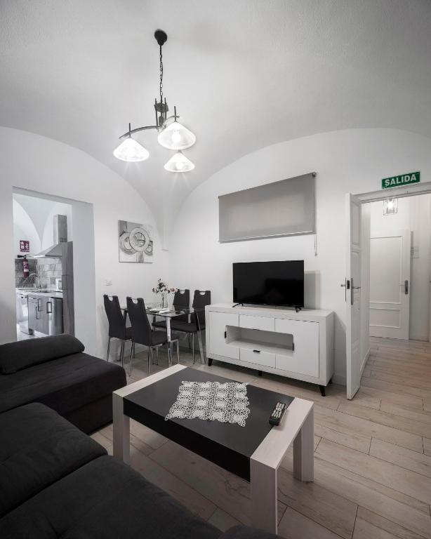 TV a/nebo společenská místnost v ubytování Apartamentos Gladiador
