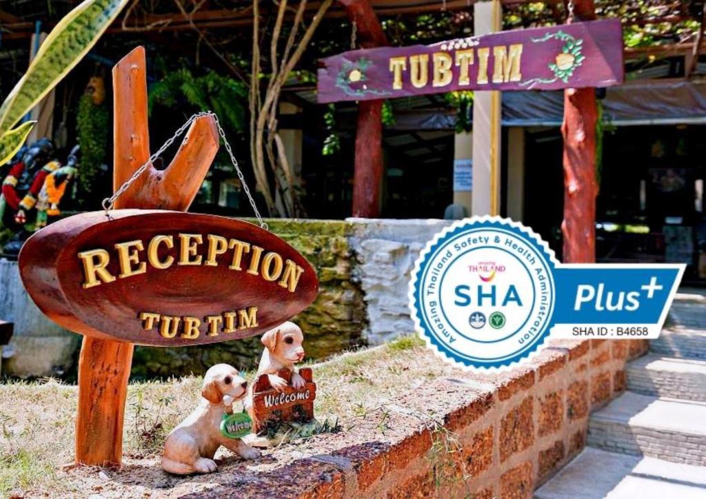 ein Schild für ein Restaurant mit zwei Hunden darunter. in der Unterkunft Tubtim Resort in Ko Samed