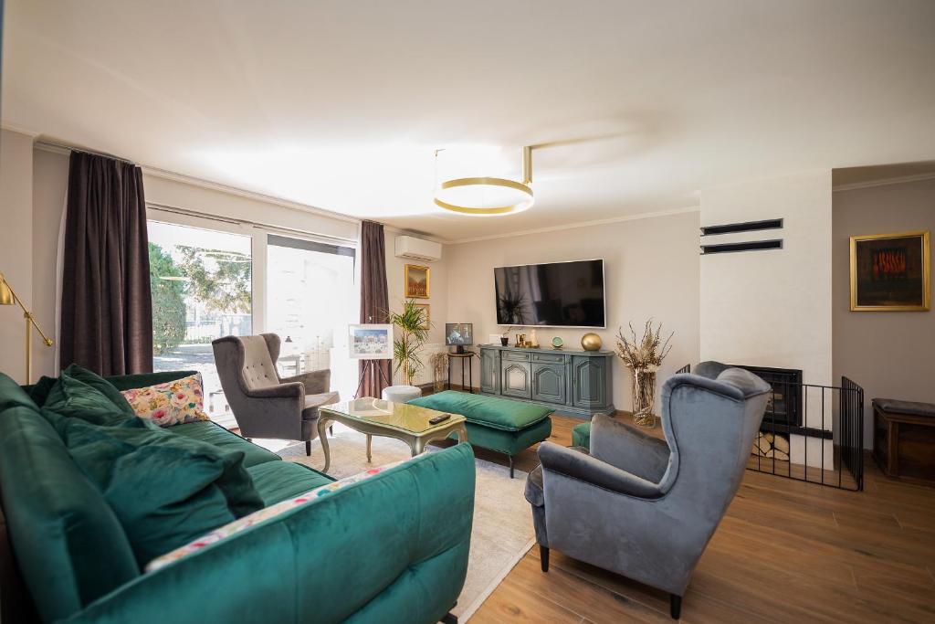 TV a/nebo společenská místnost v ubytování Holiday Home TimeOut Bizovac