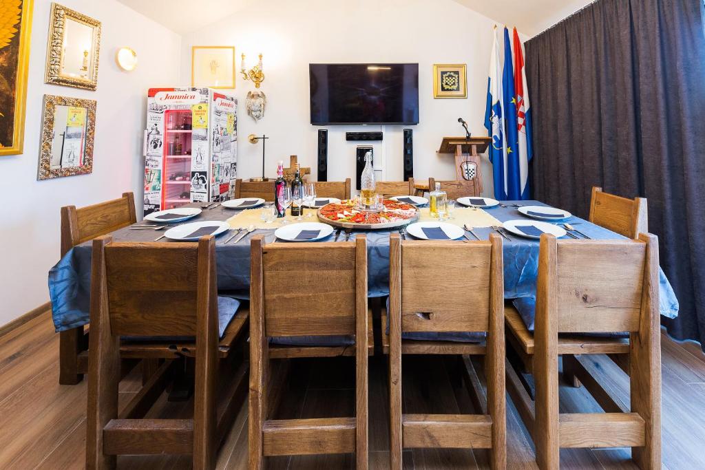 TV a/nebo společenská místnost v ubytování Holiday Home TimeOut Bizovac