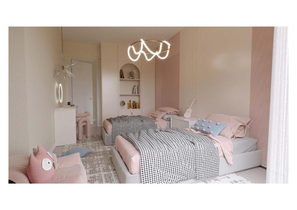 Dormitorio infantil con 2 camas y lámpara de araña en Luxury Villa Inside Resort, en Bitez